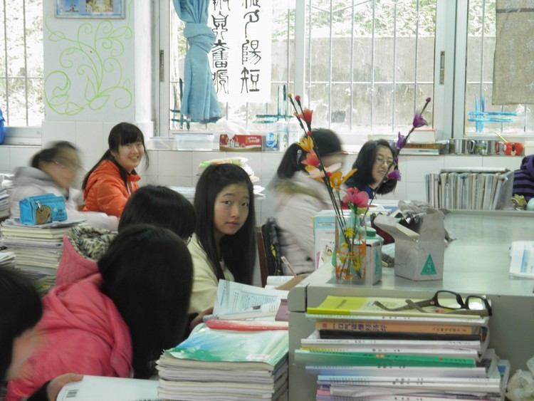 \\"讲台上温馨的小花.jpg"