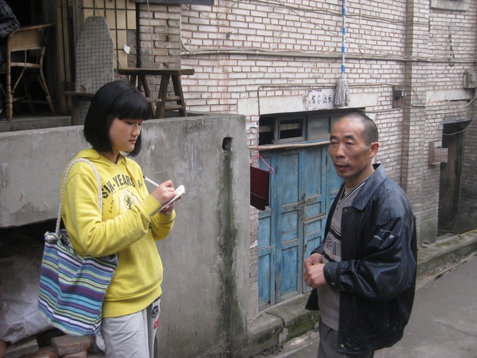\\"nEO_IMG_刘思齐同学在采访.jpg"