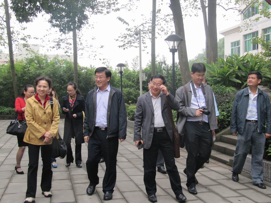 \\"市教委钟燕主任陪同.jpg"