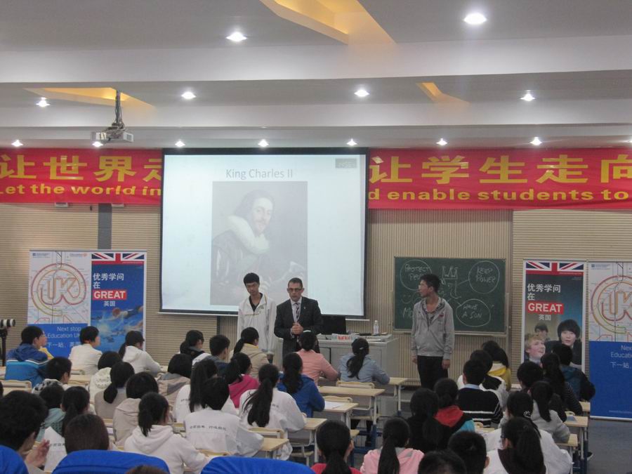 \\"男校长上课.jpg"